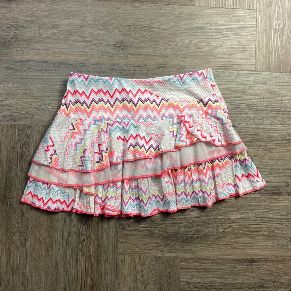 Lucky in Love Chevron Zig Zag Tiered Ruffle Tennis Skort Womens XS White Pink‎